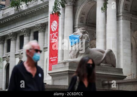 Washington, DC, USA. Juli 2020. Ein Marmorlöwe mit Gesichtsmaske ist vor der New York Pubic Library auf der Fifth Avenue in New York, USA, 8. Juli 2020 zu sehen. Quelle: Wang Ying/Xinhua/Alamy Live News Stockfoto