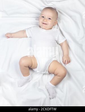 Foto von lächelndem sieben Monate alten Jungen Stockfoto