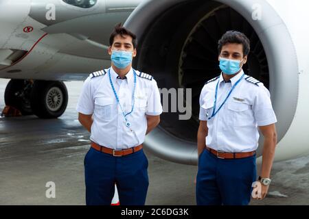 Ukraine, Kiew - 8. Juli 2020: Personal - Kapitäne, Piloten und Flugbegleiter in medizinischen Masken. Passagierflugzeug Boeing 737-800 flydubai Airlines Stockfoto