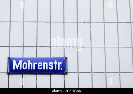 Köln, Deutschland. Juli 2020. Blick auf das Straßenschild 'Mohrenstraße'. Der Begriff "mohr" kommt überall in Deutschland vor - und führt zu hitzigen Diskussionen. Quelle: Rolf Vennenbernd/dpa/Alamy Live News Stockfoto