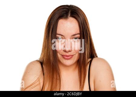 Schöne Frau mittleren Alters lächelnd ohne Make-up auf weißem Hintergrund Stockfoto