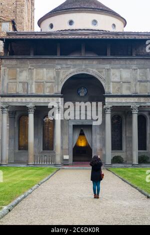 Florenz, Italien. Die Pazzi Kapelle, entworfen von Filippo Brunelleschi im Jahr 1429 befindet sich im ersten Kreuzgang der Kirche Santa Croce, Außenansicht Stockfoto