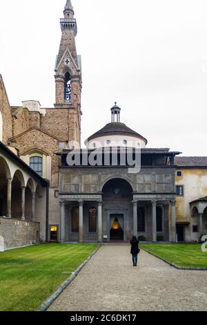 Florenz, Italien. Die Pazzi Kapelle, entworfen von Filippo Brunelleschi im Jahr 1429 befindet sich im ersten Kreuzgang der Kirche Santa Croce, Außenansicht Stockfoto