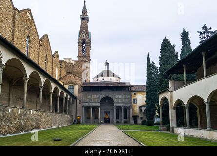 Florenz, Italien. Die Pazzi Kapelle, entworfen von Filippo Brunelleschi im Jahr 1429 befindet sich im ersten Kreuzgang der Kirche Santa Croce, Außenansicht Stockfoto