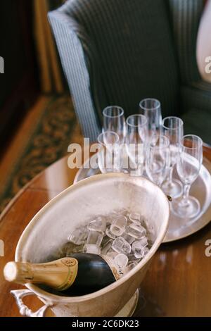 Budva, Montenegro - 10. juni 2020: Eine Flasche Perrier-Jouet Grand Brut in einer Metallvase mit Eis auf dem Tisch. Stockfoto