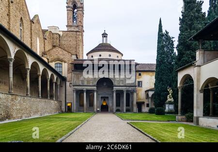 Florenz, Italien. Die Pazzi Kapelle, entworfen von Filippo Brunelleschi im Jahr 1429 befindet sich im ersten Kreuzgang der Kirche Santa Croce, Außenansicht Stockfoto