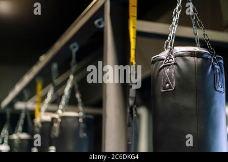 Boxsäcke in einem Fitnessstudio Stockfoto