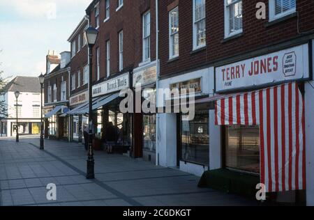 Marktplatz mit Terry Jones Metzgern und Warwick Wools Shop, Warwick, Warwickshire, England, Großbritannien. 8. Mai 1990. Stockfoto