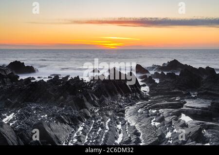 Sonnenuntergang vom Hartland Quay - Hartland, Devon, Großbritannien Stockfoto