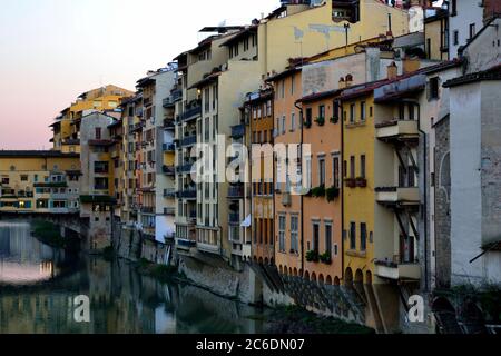 Florenz, toskana, Italien. Seitenansicht des Arno-Flusses in der Stadt in der Nähe der Ponte Vecchio. Detail der vielen verschiedenen alten historischen Häuser Stockfoto