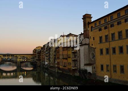 Florenz, toskana, Italien. Seitenansicht des Arno-Flusses in der Stadt in der Nähe der Ponte Vecchio. Detail der vielen verschiedenen alten historischen Häuser Stockfoto