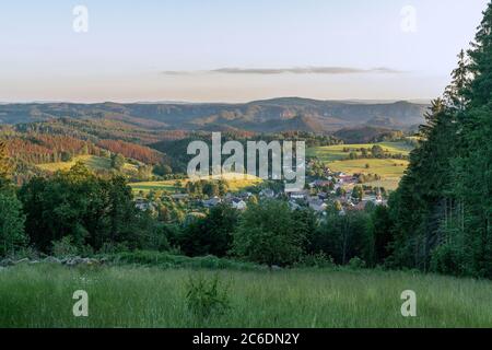 Blick vom Wachberg über das Saupsdorf Dorf in der Sächsischen Schweiz bei Sonnenuntergang Stockfoto