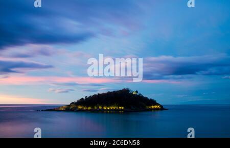 Isla de Santa Clara in der Blue Hour - San Sebastián, Spanien Stockfoto