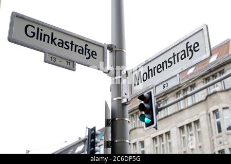 Berlin, Deutschland. Juli 2020. Die Berliner U-Bahnstation Mohrenstraße soll künftig Glinkastraße heißen - diese Ankündigung hat der BVG harte Kritik eingebracht: Denn der russische Komponist Glinka soll Antisewith gewesen sein. Die U-Bahn-Station wurde 1908 eröffnet und trug nach Angaben der BVG bereits die Namen Kaiserhof (1908-1950), Thalmannplatz (1950-1986) und Otto-Grotewohl-Straße (1986-1991). Seit 1991 heißt sie Mohrenstraße (Quelle: Rbb24). Berlin, 8. Juli 2020 Quelle: dpa/Alamy Live News Stockfoto