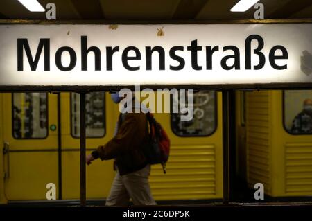 Berlin, Deutschland. Juli 2020. Die Berliner U-Bahnstation Mohrenstraße soll künftig Glinkastraße heißen - diese Ankündigung hat der BVG harte Kritik eingebracht: Denn der russische Komponist Glinka soll Antisewith gewesen sein. Die U-Bahn-Station wurde 1908 eröffnet und trug nach Angaben der BVG bereits die Namen Kaiserhof (1908-1950), Thalmannplatz (1950-1986) und Otto-Grotewohl-Straße (1986-1991). Seit 1991 heißt sie Mohrenstraße (Quelle: Rbb24). Berlin, 8. Juli 2020 Quelle: dpa/Alamy Live News Stockfoto