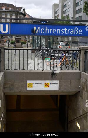 Berlin, Deutschland. Juli 2020. Die Berliner U-Bahnstation Mohrenstraße soll künftig Glinkastraße heißen - diese Ankündigung hat der BVG harte Kritik eingebracht: Denn der russische Komponist Glinka soll Antisewith gewesen sein. Die U-Bahn-Station wurde 1908 eröffnet und trug nach Angaben der BVG bereits die Namen Kaiserhof (1908-1950), Thalmannplatz (1950-1986) und Otto-Grotewohl-Straße (1986-1991). Seit 1991 heißt sie Mohrenstraße (Quelle: Rbb24). Berlin, 8. Juli 2020 Quelle: dpa/Alamy Live News Stockfoto