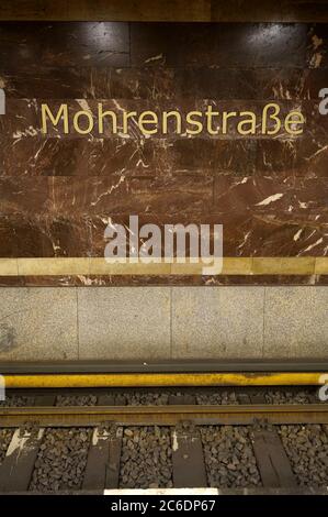 Berlin, Deutschland. Juli 2020. Die Berliner U-Bahnstation Mohrenstraße soll künftig Glinkastraße heißen - diese Ankündigung hat der BVG harte Kritik eingebracht: Denn der russische Komponist Glinka soll Antisewith gewesen sein. Die U-Bahn-Station wurde 1908 eröffnet und trug nach Angaben der BVG bereits die Namen Kaiserhof (1908-1950), Thalmannplatz (1950-1986) und Otto-Grotewohl-Straße (1986-1991). Seit 1991 heißt sie Mohrenstraße (Quelle: Rbb24). Berlin, 8. Juli 2020 Quelle: dpa/Alamy Live News Stockfoto