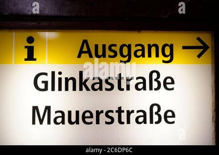 Berlin, Deutschland. Juli 2020. Die Berliner U-Bahnstation Mohrenstraße soll künftig Glinkastraße heißen - diese Ankündigung hat der BVG harte Kritik eingebracht: Denn der russische Komponist Glinka soll Antisewith gewesen sein. Die U-Bahn-Station wurde 1908 eröffnet und trug nach Angaben der BVG bereits die Namen Kaiserhof (1908-1950), Thalmannplatz (1950-1986) und Otto-Grotewohl-Straße (1986-1991). Seit 1991 heißt sie Mohrenstraße (Quelle: Rbb24). Berlin, 8. Juli 2020 Quelle: dpa/Alamy Live News Stockfoto