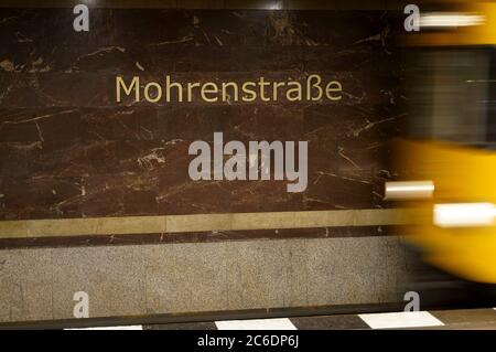 Berlin, Deutschland. Juli 2020. Die Berliner U-Bahnstation Mohrenstraße soll künftig Glinkastraße heißen - diese Ankündigung hat der BVG harte Kritik eingebracht: Denn der russische Komponist Glinka soll Antisewith gewesen sein. Die U-Bahn-Station wurde 1908 eröffnet und trug nach Angaben der BVG bereits die Namen Kaiserhof (1908-1950), Thalmannplatz (1950-1986) und Otto-Grotewohl-Straße (1986-1991). Seit 1991 heißt sie Mohrenstraße (Quelle: Rbb24). Berlin, 8. Juli 2020 Quelle: dpa/Alamy Live News Stockfoto