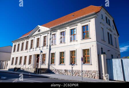 Neustrelitz, Deutschland. Juni 2020. Das Gebäude des Landessozialgerichts Mecklenburg-Vorpommern in der Tiergartenstraße. Quelle: Jens Büttner/dpa-Zentralbild/ZB/dpa/Alamy Live News Stockfoto