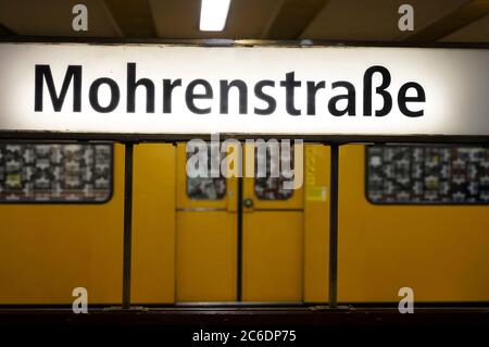 Berlin, Deutschland. Juli 2020. Die Berliner U-Bahnstation Mohrenstraße soll künftig Glinkastraße heißen - diese Ankündigung hat der BVG harte Kritik eingebracht: Denn der russische Komponist Glinka soll Antisewith gewesen sein. Die U-Bahn-Station wurde 1908 eröffnet und trug nach Angaben der BVG bereits die Namen Kaiserhof (1908-1950), Thalmannplatz (1950-1986) und Otto-Grotewohl-Straße (1986-1991). Seit 1991 heißt sie Mohrenstraße (Quelle: Rbb24). Berlin, 8. Juli 2020 Quelle: dpa/Alamy Live News Stockfoto