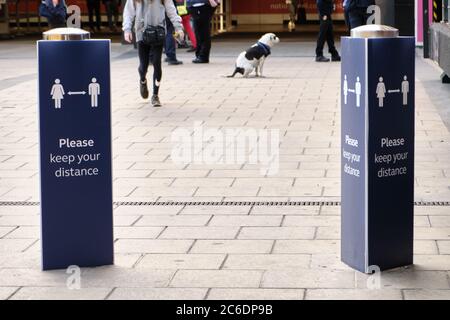 Bitte halten Sie Ihre Entfernungsschilder vor der U-Bahnstation Euston während der Covide-19 Pandemie. Stockfoto