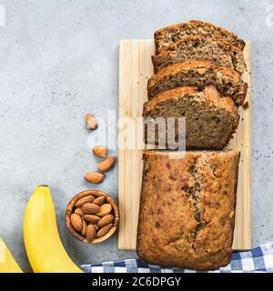 Glutenfreier Bananenbrot-Laib mit Mandeln. Draufsicht, quadratische Komposition Stockfoto