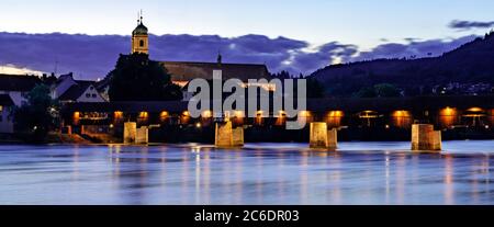 Bad Säckingen, BW - 4. Juli 2020: Blick auf den Fridolin-Dom und die Rheinbrücke in Bad Säckingen bei Sonnenuntergang Stockfoto