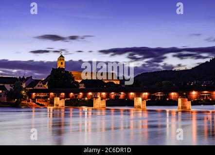 Bad Säckingen, BW - 4. Juli 2020: Blick auf den Fridolin-Dom und die Rheinbrücke in Bad Säckingen bei Sonnenuntergang Stockfoto