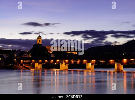 Bad Säckingen, BW - 4. Juli 2020: Blick auf den Fridolin-Dom und die Rheinbrücke in Bad Säckingen bei Sonnenuntergang Stockfoto