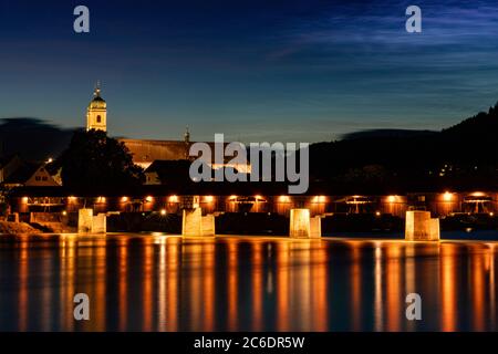 Bad Säckingen, BW - 4. Juli 2020: Blick auf den Fridolin-Dom und die Rheinbrücke in Bad Säckingen bei Nacht Stockfoto