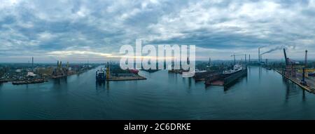 Luftpanorama der Werft mit Schiffen und Trockendocks in Danzig Polen Stockfoto