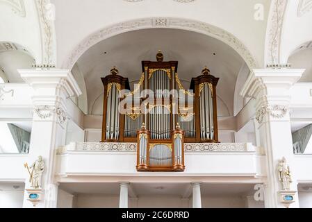 Willisau, LU / Schweiz - 3. Juli 2020: Innenansicht der Kirche von Peter und Paul mit der Orgel Stockfoto