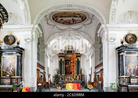 Willisau, LU / Schweiz - 3. Juli 2020: Innenansicht der Kirche von Peter und Paul mit dem Hochaltar Stockfoto