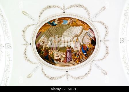 Willisau, LU / Schweiz - 3. Juli 2020: Innenansicht der Kirche von Peter und Paul mit der historisch bemalten Decke Stockfoto