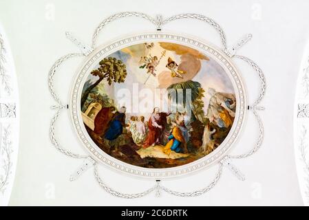 Willisau, LU / Schweiz - 3. Juli 2020: Innenansicht der Kirche von Peter und Paul mit der historisch bemalten Decke Stockfoto