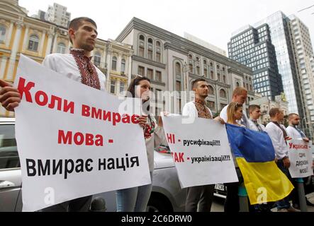 Kiew, Ukraine. Juli 2020. Ein Aktivist (L) zeigt ein Plakat, das sagt, wenn Sprache stirbt, die Nation stirbt! Während einer Kundgebung zur Unterstützung eines Gesetzes über die ukrainische Sprache.Aktivisten veranstalten eine Kundgebung vor dem Verfassungsgericht der Ukraine aus Protest gegen die Prüfung des Falles über die Verfassungsmäßigkeit des Gesetzes über die ukrainische Sprache, "Über die Gewährleistung der Funktionsweise der ukrainischen Sprache als Staatssprache" vom 25. April 2019 Nr. 2704-VIII durch das Verfassungsgericht, das von den 51 Gesetzgebern der Ukraine vorgelegt wurde. Kredit: SOPA Images Limited/Alamy Live Nachrichten Stockfoto