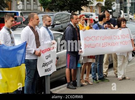 Kiew, Ukraine. Juli 2020. Aktivisten halten Plakate während einer Kundgebung zur Unterstützung eines Gesetzes über die ukrainische Sprache außerhalb des Verfassungsgerichts der Ukraine.Aktivisten veranstalten eine Kundgebung vor dem Verfassungsgericht der Ukraine aus Protest gegen die Prüfung des Falles über die Verfassungsmäßigkeit des Gesetzes über die ukrainische Sprache, "Über die Gewährleistung der Funktionsweise der ukrainischen Sprache als Staatssprache" vom 25. April 2019 Nr. 2704-VIII durch das Verfassungsgericht, das von den 51 Gesetzgebern der Ukraine vorgelegt wurde. Kredit: SOPA Images Limited/Alamy Live Nachrichten Stockfoto