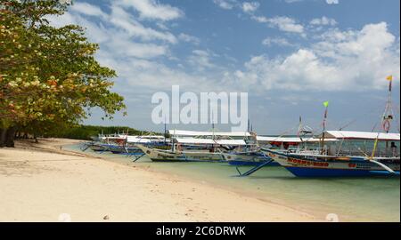 Touristenboote liegen am Ufer. Cowrie Island. Honda Bay. Puerto princesa. Palawan. Philippinen Stockfoto