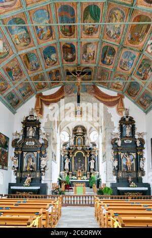 Willisau, LU / Schweiz - 3. Juli 2020: Innenansicht der historischen Heiligblut-Kapelle aus dem 15. Jahrhundert in Willisau in der Schweiz Stockfoto