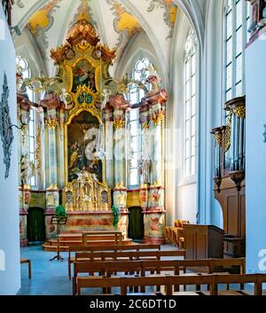 Laufenburg, AG / Schweiz - 4. Juli 2020: Innenansicht der St. Johann Kirche in Laufenburg mit dem Hochaltar Stockfoto