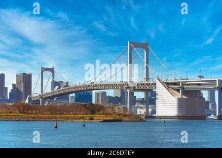 tokio, japan - april 04 2020: Vogelinsel Odaiba Bay vor der zweischichtigen Regenbogenbrücke im Hafen von Tokio mit Cirrus Clou Stockfoto