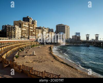 Der berühmteste Strand in Alexandria zur goldenen Stunde - Stanley Beach mit der malerischen Brücke Stockfoto