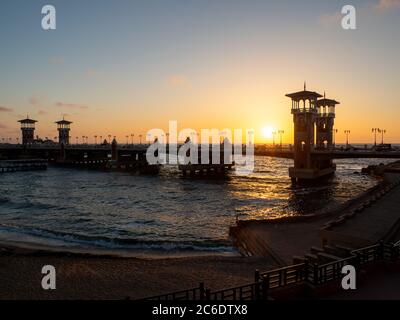 Das architektonische Meisterwerk der stanley Brücke und des Strandes in Alexandria bei Sonnenuntergang Stockfoto