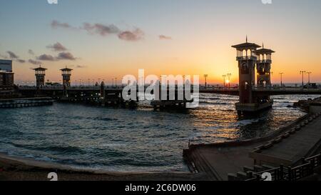 Das architektonische Meisterwerk der stanley Brücke mit dem Strand in Alexandria bei Sonnenuntergang Stockfoto