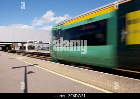 Zug kommt mit Bewegungsunschärfe am Bahnhof an Stockfoto