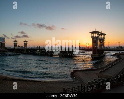 Das architektonische Meisterwerk der stanley Brücke mit dem Strand in Alexandria bei Sonnenuntergang Stockfoto