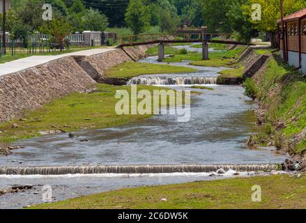 Ein kleiner klarer Fluss in der Stadt Stockfoto