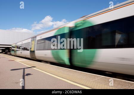 Zug kommt mit Bewegungsunschärfe am Bahnhof an Stockfoto