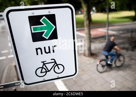 Köln, Deutschland. Juli 2020. An einer Ampel wurde ein neuer „grüner Pfeil“ für Radfahrer installiert. Das neue Verkehrsschild, das mit der Novelle des StVO vom 28. April 2020 eingeführt wurde, ermöglicht es Radfahrern, auch an roten Ampeln nach dem Anhalten vorsichtig nach rechts zu fahren. Quelle: Rolf Vennenbernd/dpa/Alamy Live News Stockfoto